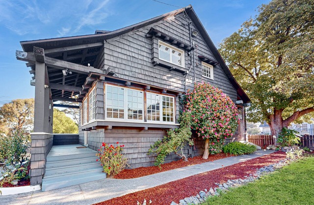 Historic three-bedroom home near shops & restaurants-One block from Humbolt Bay