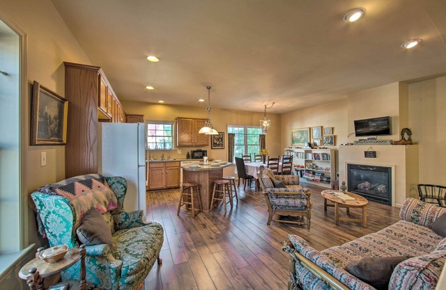 Historic Townhouse in Bavarian-Style Neighborhood!