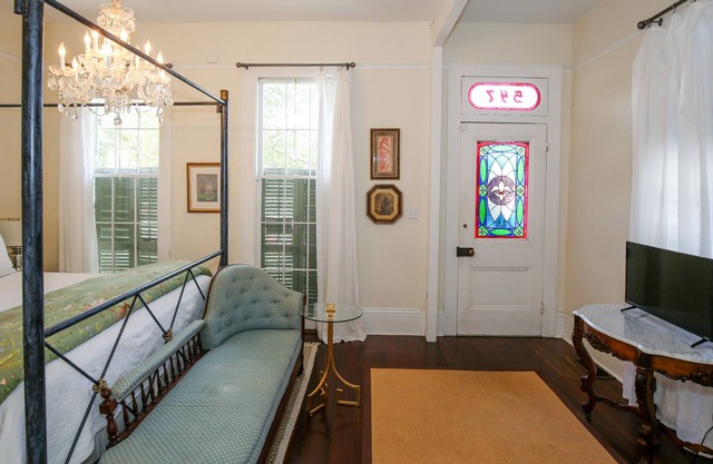 Historic Uptown Guest Suite & Porch blocks to Magazine Street & Streetcar