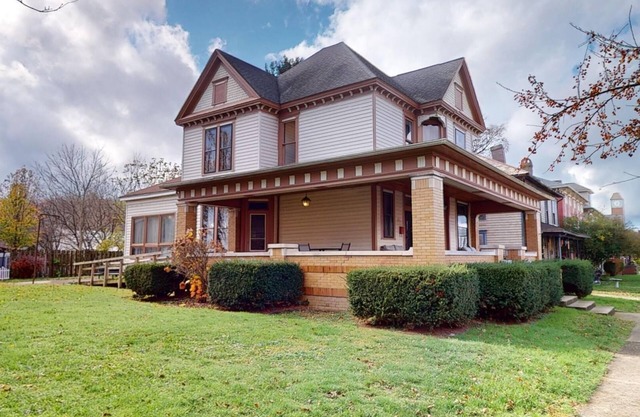 Historic Vacation Home Rental near Hocking Hills in Nelsonville Ohio