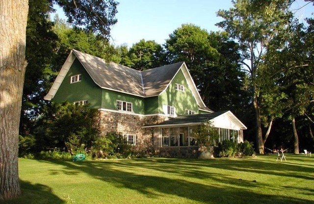 Historic Wheeler Cottage on Scenic North Lake Leelanau