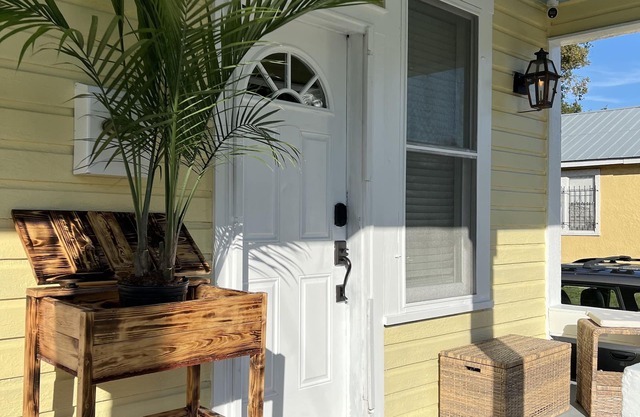 Historic Ybor City 1 Bedroom "Golden Hen" with HUGE hot tub!