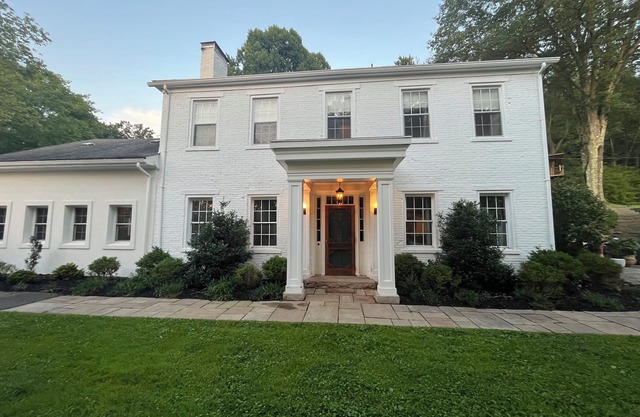 Historical charm meets modern fun, 3 acres, 6 bds, pool, basketball, bocce - PGH