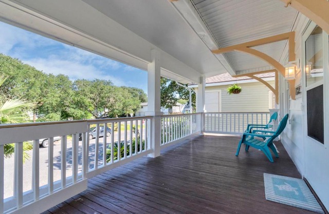 Historical Galveston House - 2 min drive to sand!