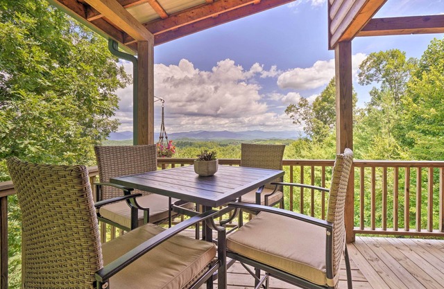 ‘Hiwassee Hideaway' Cabin w/Mountain Views!