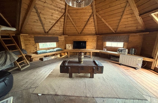 Hobbit Haven Hot Tub and Countryside Bliss