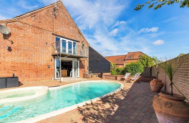 Hobland Barn is a striking 18th-century conversion in Bradwell, offering generous accommodation for up to 12 guests. With elegant interiors, a private pool, and proximity to both the Norfolk countryside and sandy beaches!