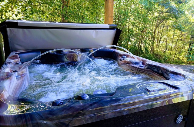 Hocking Hills Beartastic Outlook, Arcade,foosball,hot tub,3 decks, Bearific🔼