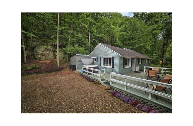 Hocking Hills Cottage Nestled in Rock Formations