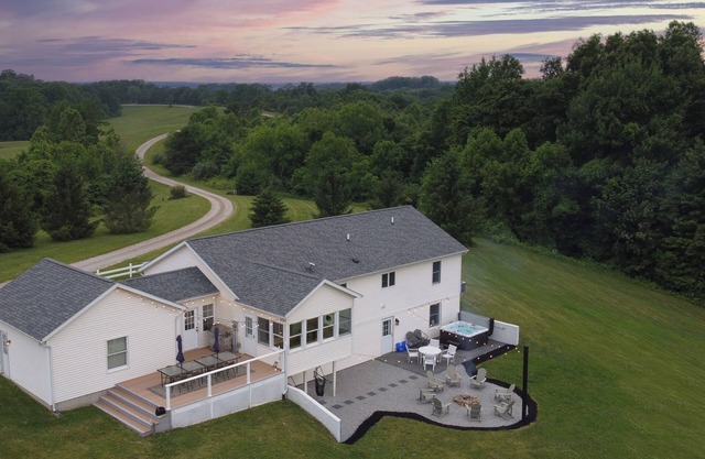 Hocking Hills Family Cabin w/Theater & Disc Golf!