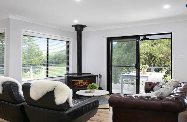 Hoddle Lane – rural views, fireplace and air conditioning