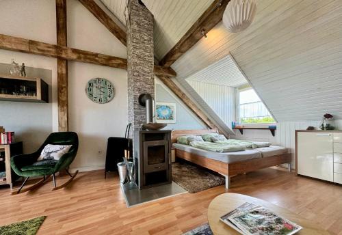 Hof Vierzehnender im Hohen Venn - 70qm Fachwerk-Studio - grosses Wohn-Schlafzimmer mit Dachterrasse und Kaminofen - separate Küche - perfekt für Paare - Monschau - Eifel - Hunde willkommen - Islandpferde