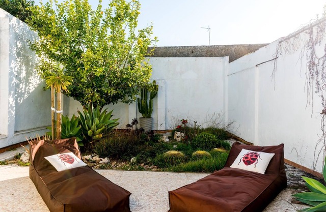 Holi-Rent Casa del Limonero Excellent house with zen backyard.
