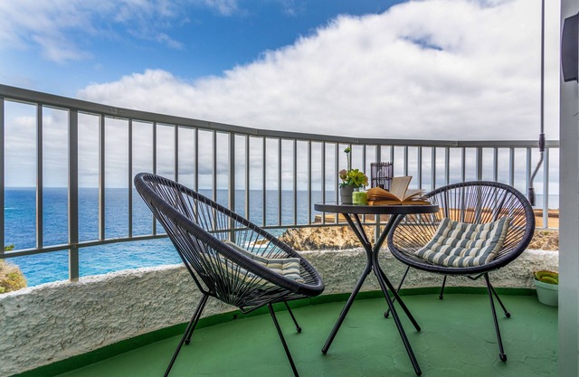 Holiday Apartment 'Vista Al Mar' with Sea View, Private Garden and Wi-Fi