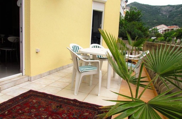 Holiday apartment Budva for 1 - 4 persons with 3 bedrooms - Holiday apartment in one or multi-family