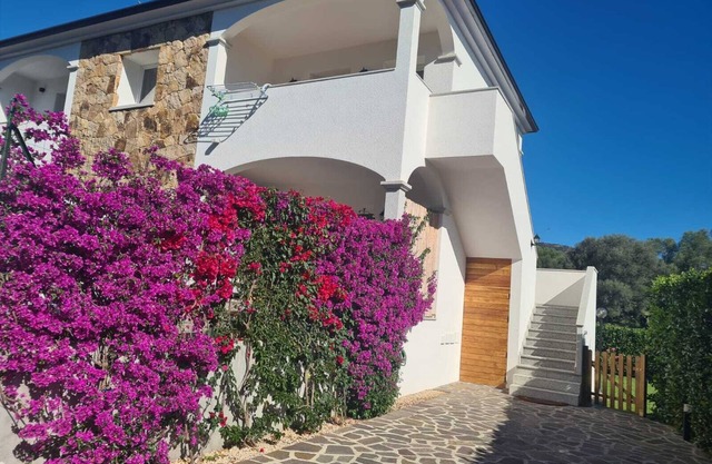 Holiday Apartment Casa Michela with Mountain View, Garden & Wi-Fi