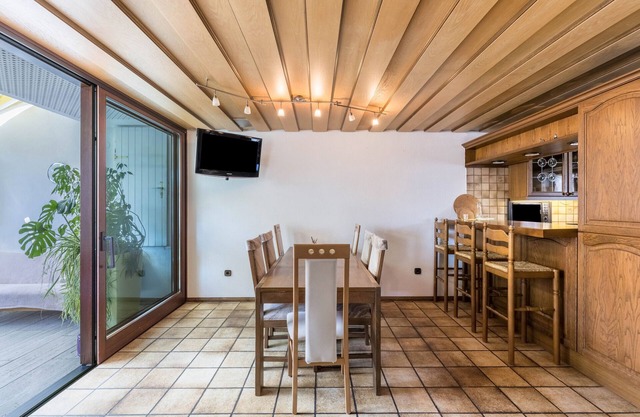 Holiday Apartment 'Handwerkertreff und Ferienwohnung' with Terrace, Balcony & Wi-Fi