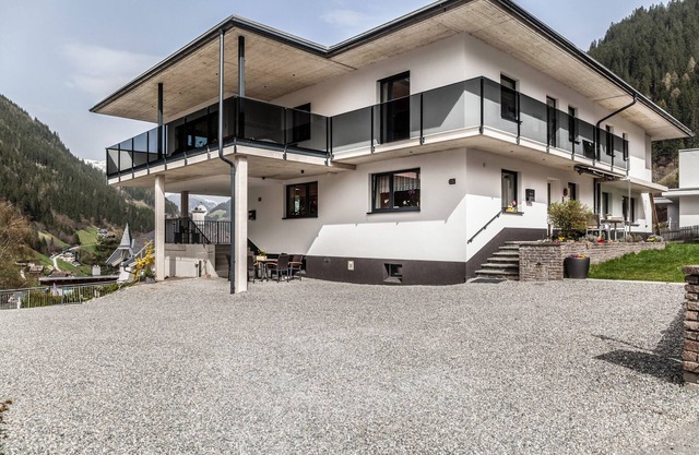 Holiday Apartment 'Haus Florian' with Mountain View & Wi-Fi