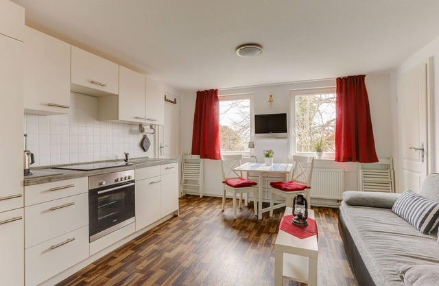 Holiday Apartment 'Kapitänsferienhaus Romantik' with Shared Terrace & Wi-Fi