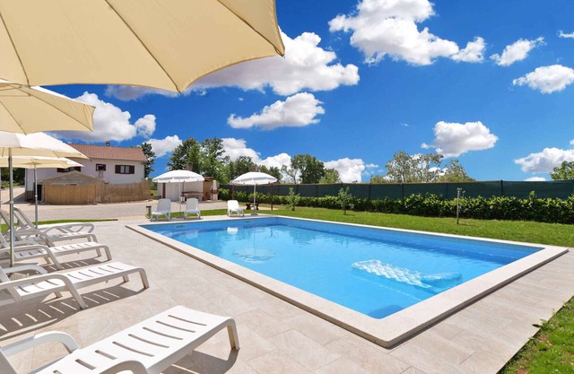 Holiday apartment mit Pool und Klimaanlage