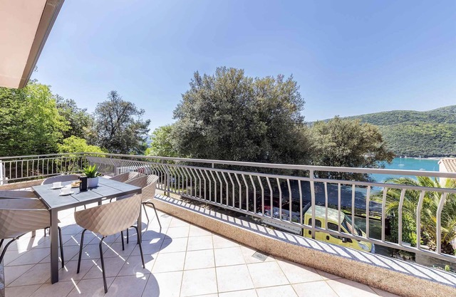 Holiday apartment mit Terrasse und Meerblick