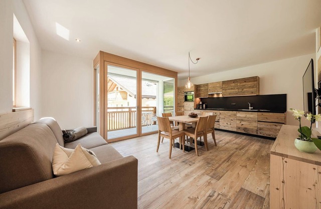 Holiday Apartment "Natur Suite Edelweisshof Heidi" with Mountain View, Shared Garden & Wi-Fi