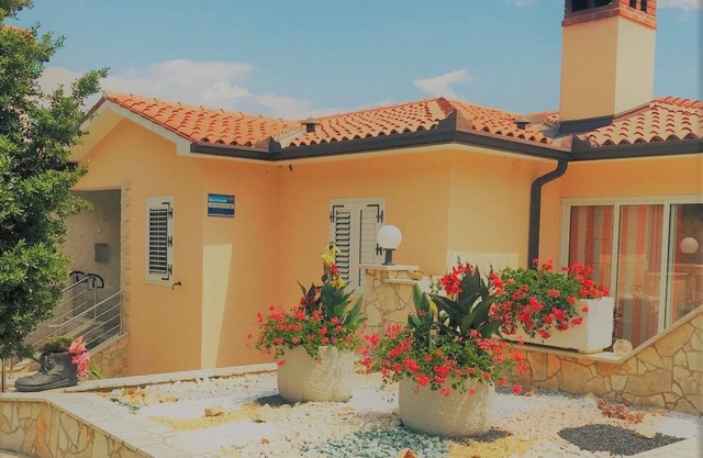Holiday apartment Ravni for 1 - 4 persons with 2 bedrooms - Holiday house