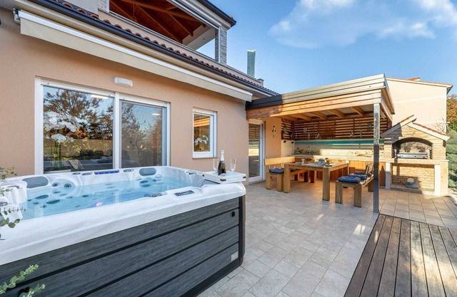 Holiday apartment Taja with Jacuzzi