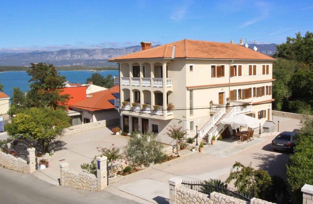 Holiday apartment with air conditioning and terrace with sea view