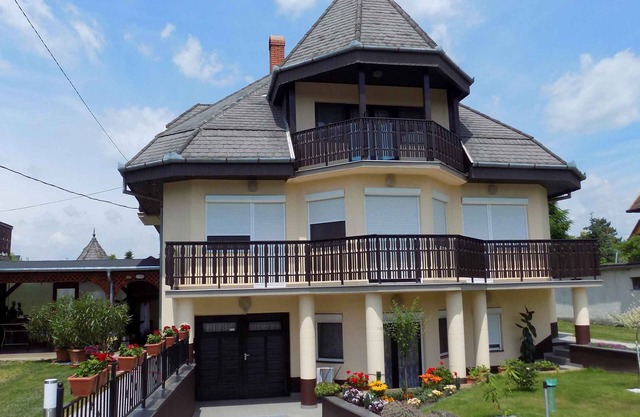 Holiday apartment with children's playground, sandpit and paddling pool
