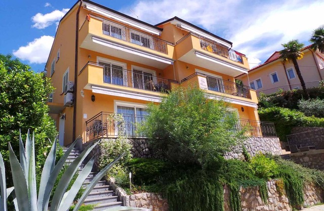Holiday apartment with sea view