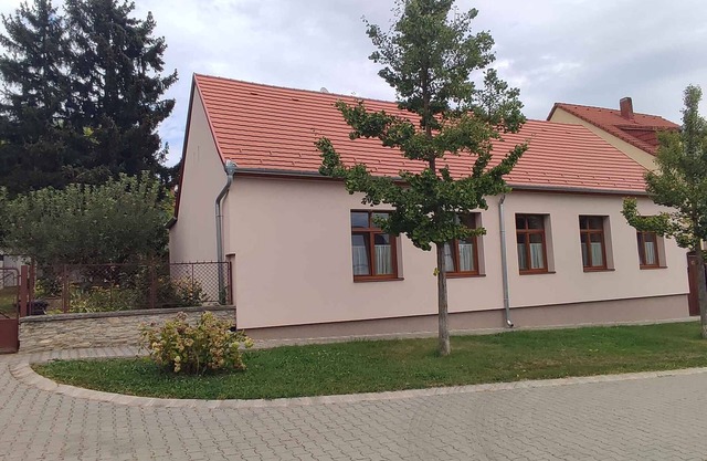 Holiday apartment with a beautiful garden and internet