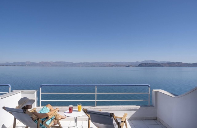 Holiday beach Studio, Unique sea view balcony, near Nafplio, Mycenae, Epidaurus