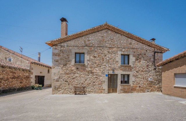 Holiday Home 'La Cabaña De Cascajares' with Mountain View, Balcony and Wi-Fi