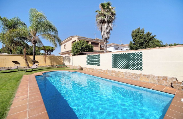Holiday Home 'Chalet with Pool in La Barrosa' with Private Pool, Private Terrace and Wi-Fi