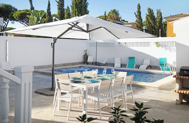 Holiday Home 'Anna' with Private Pool, Wi-Fi and Air Conditioning