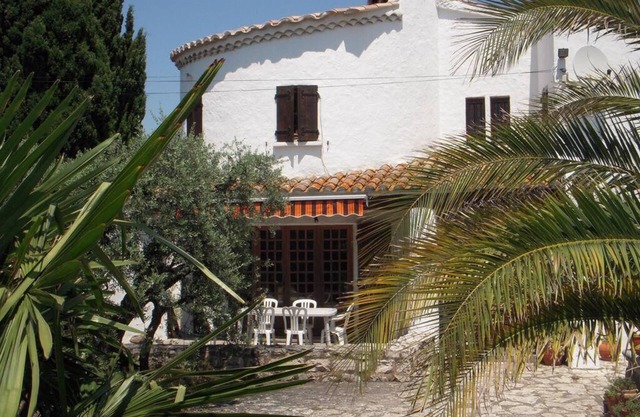 Holiday flat of the size of 45 m² on a large estate with pool close to Arles