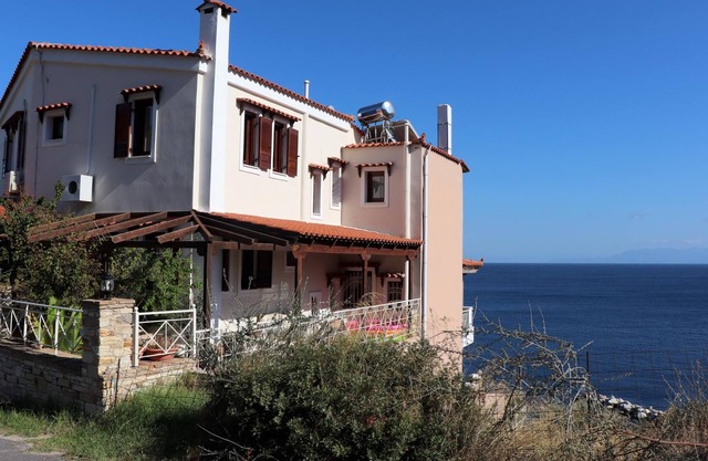 Holiday flat with great sea view, directly by the sea in Agii Apostoli, Euboea.