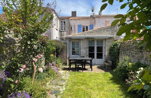 Holiday Home 'Maison Au Cœur Du Château D'Oléron' with Private Terrace and Wi-Fi