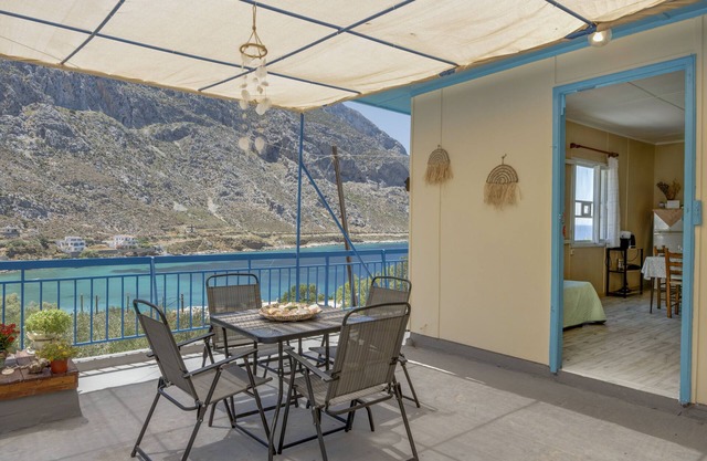 Holiday Home 'Antonis House' close to the Beach with Sea View, Garden & Wi-Fi