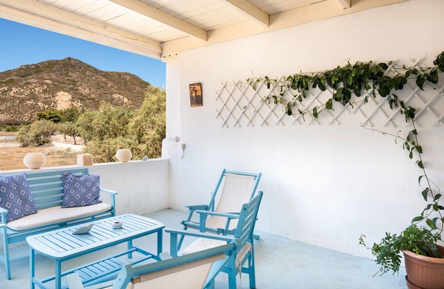 Holiday Home 'Beachfront Lampis Dolphin 1' with Sea View, Wi-Fi and Air Conditioning