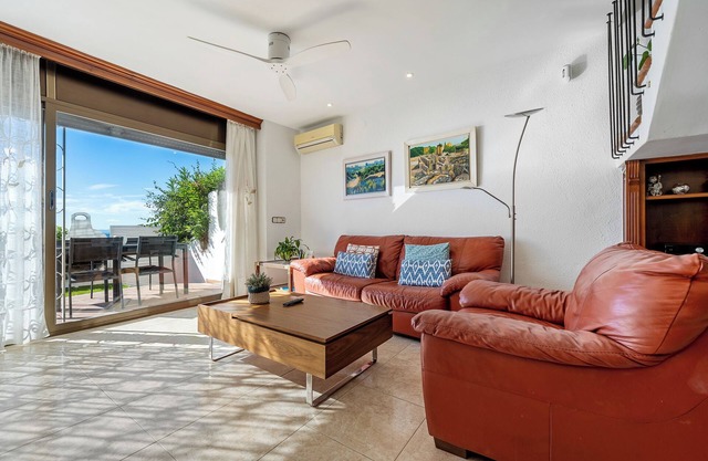 Holiday Home 'Ca La Montse' with Sea View, Private Terrace and Wi-Fi