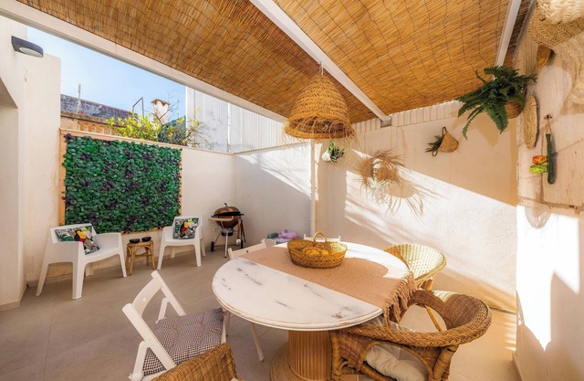 Holiday Home "Ca Na Lola" Near the Beach with Wi-Fi, Air Conditioning & Terrace