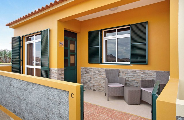 Holiday Home "Cantinho Solpraia" with Sea View, Garden and Wi-Fi
