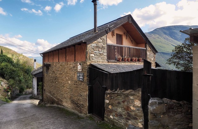 Holiday Home 'Carriles Romanos' with Mountain Views, Shared Pool and Private Terrace