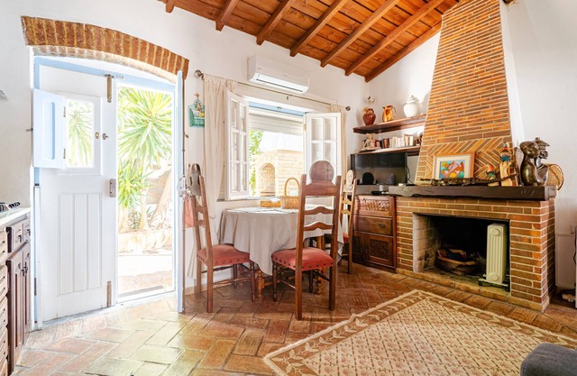 Holiday Home 'Casa Da Guia' with Private Garden, Wi-Fi and Air Conditioning