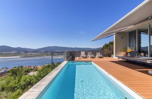 Holiday Home 'Casa Da Quinta Dos Moinhos' with Sea View, Wi-Fi and Air Conditioning