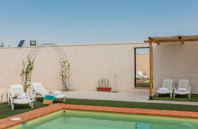 Holiday Home 'Casa Rural Lola - Lantejuela' with Private Pool, Wi-Fi and Air Conditioning