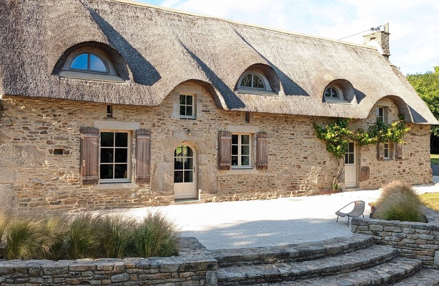 Holiday Home 'Chaumière Bretonne - Palais Du Thé' with Shared Terrace, Private Garden and Wi-Fi