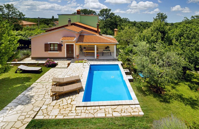 Holiday home Ecio, with a large garden, surrounded by nature, fully fenced